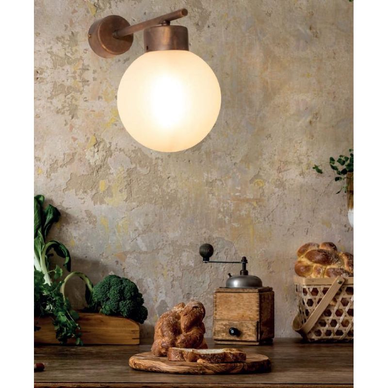 APPLIQUE IN OTTONE INVECCHIATO CON SFERA IN VETRO PIREX BIANCO RUSTICA MADE IN ITALY DELLA IMAS