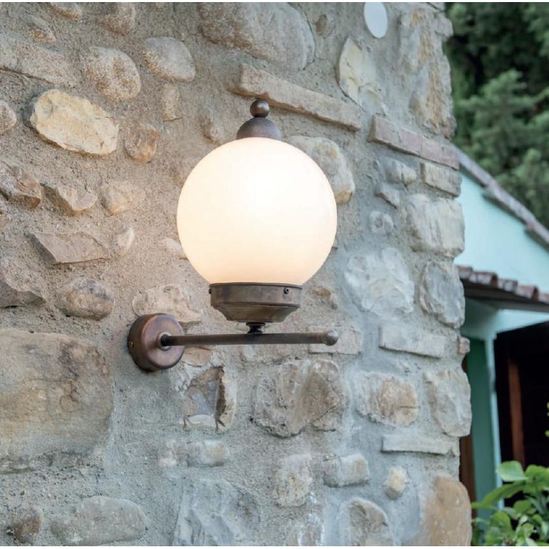 LAMPADA DA PARETE PER ESTERNI IN OTTONE INVECCHIATO CON SFERA OPALE IP44 MADE IN ITALY DELLA IMAS