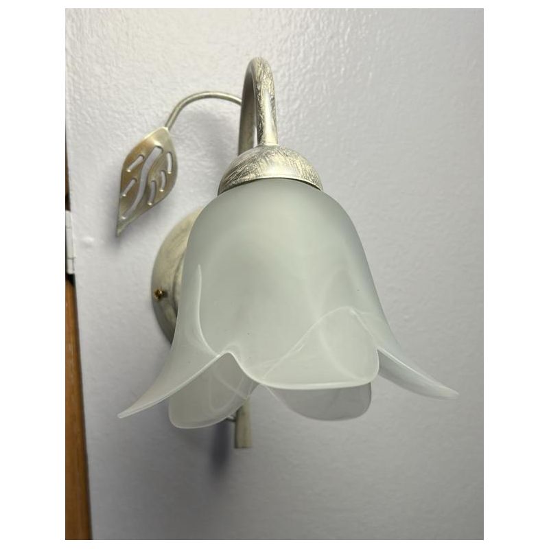GRETA APPLIQUE IN METALLO BIANCO ANTICO CON DIFFUSORE FLOREALE IN VETRO CLASSICA ED ECONOMICA