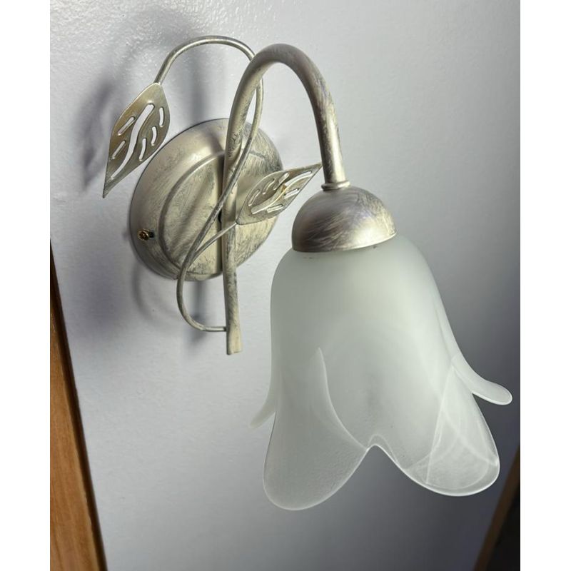 GRETA APPLIQUE IN METALLO BIANCO ANTICO CON DIFFUSORE FLOREALE IN VETRO CLASSICA ED ECONOMICA