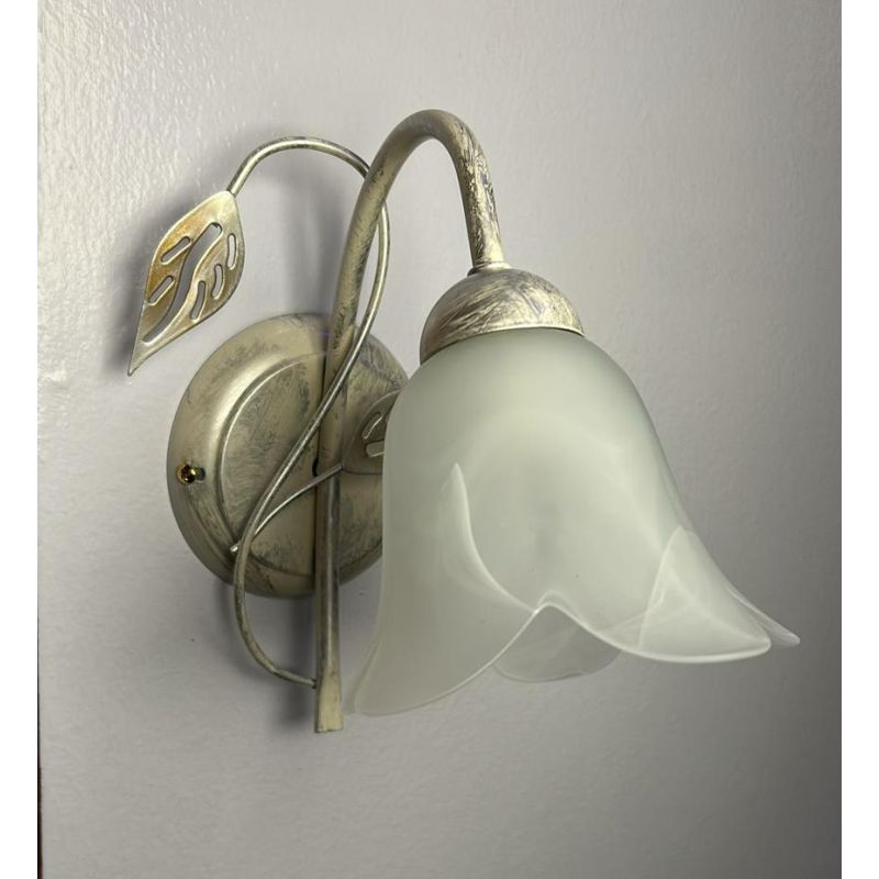 GRETA APPLIQUE IN METALLO BIANCO ANTICO CON DIFFUSORE FLOREALE IN VETRO CLASSICA ED ECONOMICA