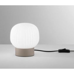 LAMPADA DA TAVOLO BASE MARRONE SABBIA CON DIFFUSORE IN VETRO BIANCO RIGATO LAMPADINA ATTACCO E14 MODERNA 2