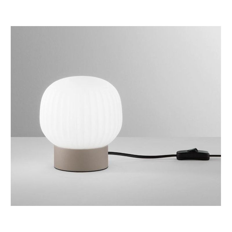 LAMPADA DA TAVOLO BASE MARRONE SABBIA CON DIFFUSORE IN VETRO BIANCO RIGATO LAMPADINA ATTACCO E14 MODERNA