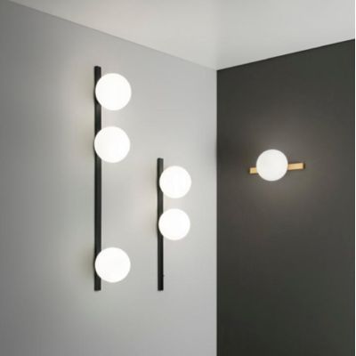 APPLIQUE LINEARE 2 LUCI METALLO NERO E ORO CON SFERE BIANCHE IN VETRO LAMPADINE ATTACCO E14 MODERNA