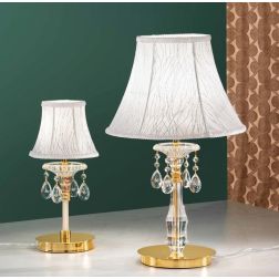 LAMPADA DA TAVOLO IN METALLO ORO CON PENDAGLIERIA IN CRISTALLO E PARALUME IN TESSUTO BIANCO STILE CLASSICO
