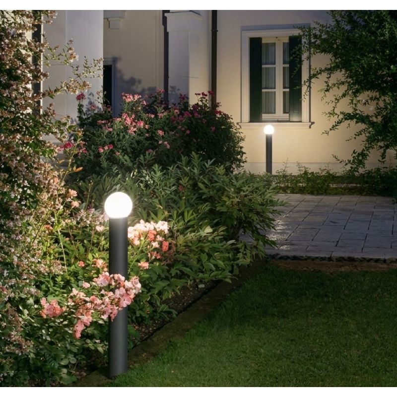 SKITTLE LAMPIONE DA GIARDINO 2 MISURE IP54 IN ALLUMINIO ANTRACITE DIFFUSORE A SFERA IN PC LAMPADINA ATTACCO E27