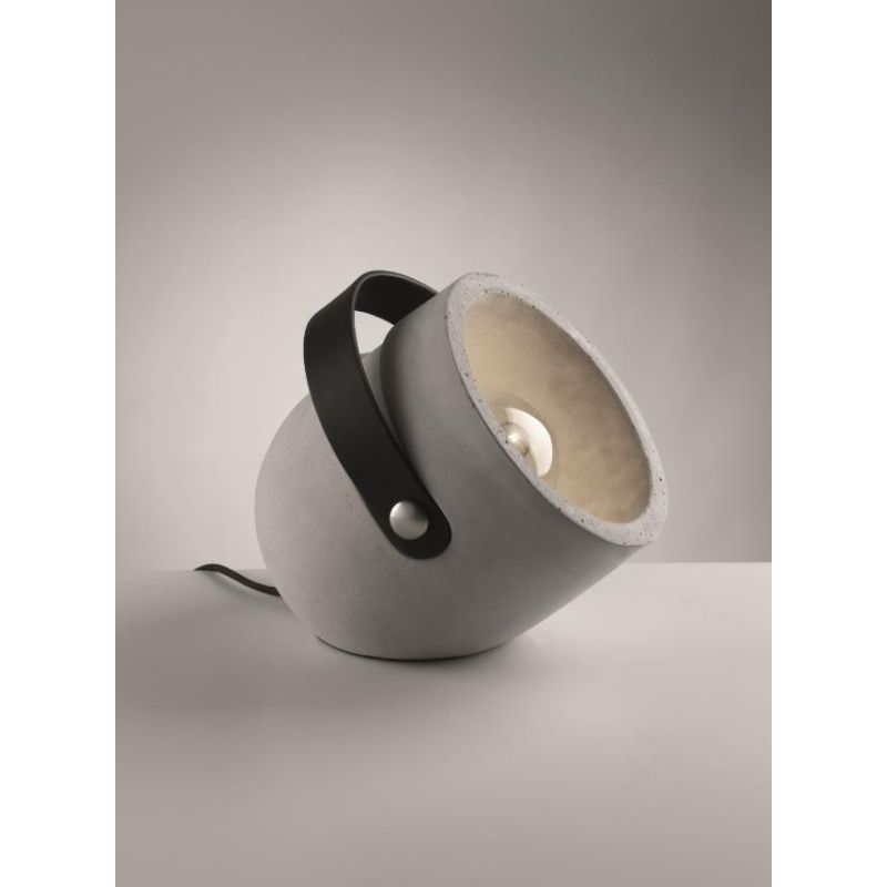 URBAN LAMPADA DA TAVOLO IN CEMENTO E PELLE NERA CON LAMPADINA LED INCLUSA Pan International - Cristalensi Shop Online