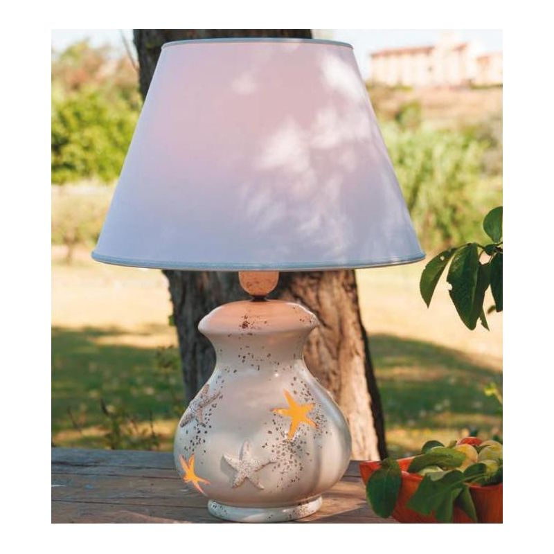 LAMPADA DA TAVOLO IN CERAMICA CON DECORO STELLE MARINE TRAFORATE E CON PARALUME MADE IN ITALY IMAS - Cristalensi Shop Online