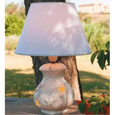 LAMPADA DA TAVOLO IN CERAMICA CON DECORO STELLE MARINE TRAFORATE E CON PARALUME MADE IN ITALY IMAS - Cristalensi Shop Online
