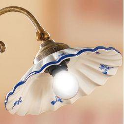 2211.L LAMPADA DA TAVOLO RUSTICA H35 CM IN OTTONE CON PIATTO IN TERRACOTTA BIANCA DECORATA MADE IN ITALY CRISTALENSI CERAMICA - 2