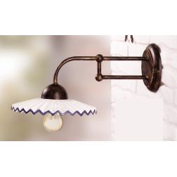 2027.1 LAMPADA DA PARETE IN FERRO BATTUTO CON DIFFUSORE PLISSE IN TERRACOTTA BIANCA DECORATA MADE IN ITALY CRISTALENSI CERAMICA