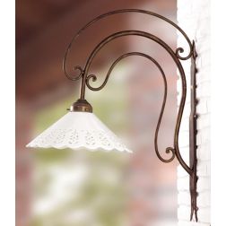 2026.2 LAMPADA DA PARETE IN FERRO BATTUTO CON DIFFUSORE IN TERRACOTTA BIANCA TRAFORATA MADE IN ITALY CRISTALENSI CERAMICA - Cris