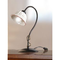 2216.L LAMPADA DA TAVOLO RUSTICA IN METALLO NERO CON DIFFUSORE IN TERRACOTTA BIANCA TRAFORATA BORDO DECORATO MADE IN ITALY CRIST