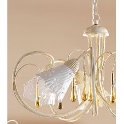 2207.5 LAMPADARIO 5 LUCI AVORIO CON PARALUMI IN CERAMICA BIANCA TRAFORATA E GOCCE IN VETRO DI MURANO MADE IN ITALY CRISTALENSI C 2