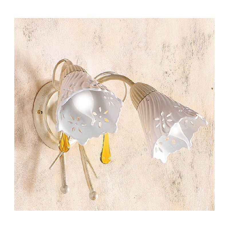 2207.A2 APPLIQUE 2 LUCI AVORIO CON PARALUMI IN CERAMICA BIANCA TRAFORATA E GOCCE IN VETRO DI MURANO MADE IN ITALY CRISTALENSI CE