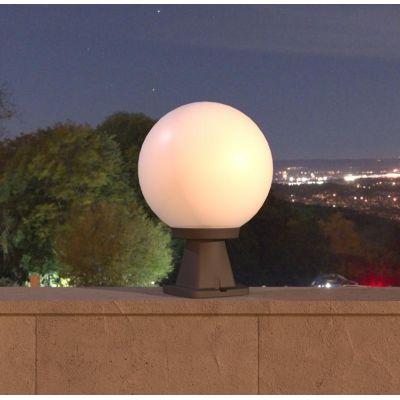 DISMA G250 PALETTO ALTEZZA 35 CM IN RESINA BIANCA O NERA CON SFERA BIANCO LATTE IP55 MADE IN ITALY DARK LIGHT - Cristalensi Shop