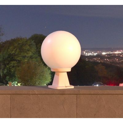 DISMA G250 PALETTO ALTEZZA 35 CM IN RESINA BIANCA O NERA CON SFERA BIANCO LATTE IP55 MADE IN ITALY DARK LIGHT - Cristalensi Shop