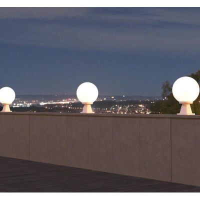 DISMA G250 PALETTO ALTEZZA 35 CM IN RESINA BIANCA O NERA CON SFERA BIANCO LATTE IP55 MADE IN ITALY DARK LIGHT - Cristalensi Shop