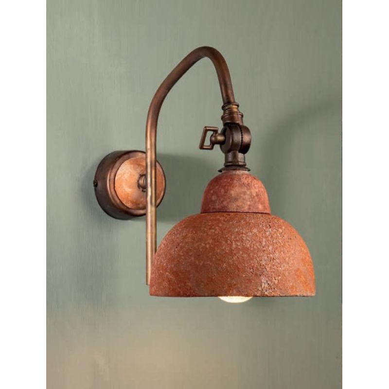 LAMPADA DA PARETE IN OTTONE ANTICATO E CERAMICA DECORATA CON SNODO STILE RUSTICO MADE IN ITALY DELLA IMAS IMAS - Cristalensi Sho