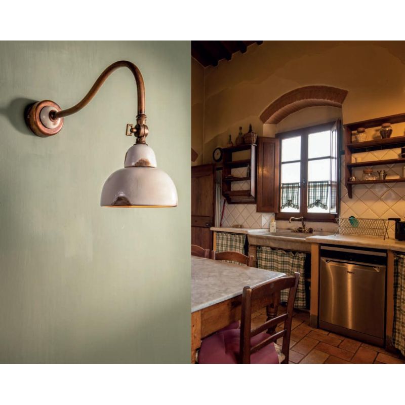 LAMPADA DA PARETE IN OTTONE ANTICATO E CERAMICA DECORATA CON SNODO RUSTICA MADE IN ITALY DELLA IMAS IMAS - Cristalensi Shop Onli