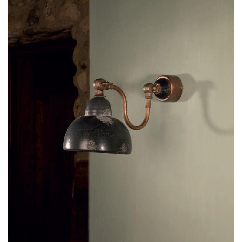 LAMPADA DA PARETE IN OTTONE E CERAMICA DECORATA CON DOPPIO SNODO RUSTICA MADE IN ITALY DELLA IMAS IMAS - Cristalensi Shop Online