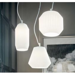 SOSPENSIONE MODERNA IN METALLO BIANCO CON DIFFUSORI IN VETRO BIANCO PLISSETTATO DIAMETRO CM 40 CRISTALENSI - Cristalensi Shop On