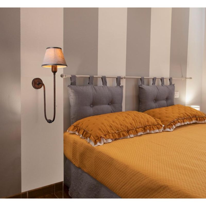 LAMPADA DA PARETE IN OTTONE CON BRACCIO FLESSIBILE E PARALUME IN TESSUTO AVORIO MADE IN ITALY IMAS IMAS - Cristalensi Shop Onlin