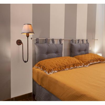 LAMPADA DA PARETE IN OTTONE CON BRACCIO FLESSIBILE E PARALUME IN TESSUTO AVORIO MADE IN ITALY IMAS IMAS - Cristalensi Shop Onlin