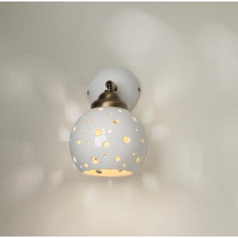 2253 PICCOLA APPLIQUE IN TERRACOTTA BIANCA TRAFORATA CON SFERA D15 CM ORIENTABILE RUSTICA MADE IN ITALY